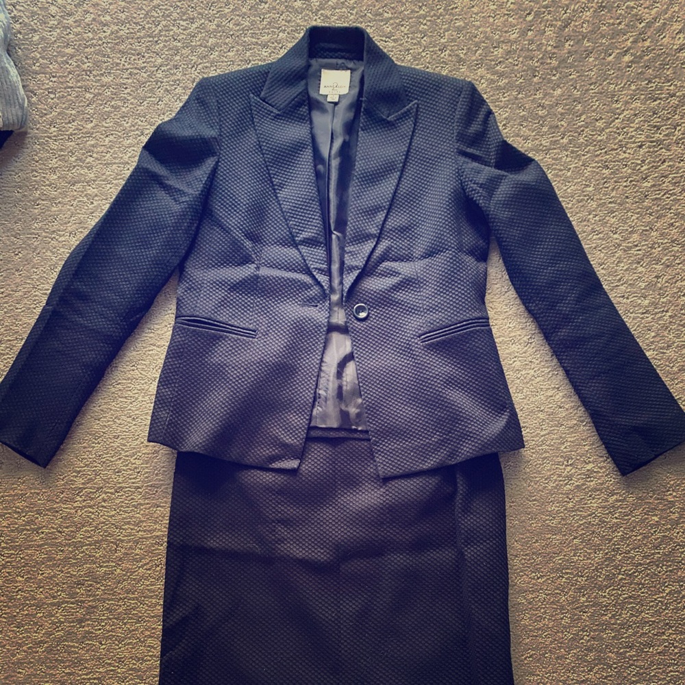 Anne Klein 2 Piece Skirt suit with scarf size 4